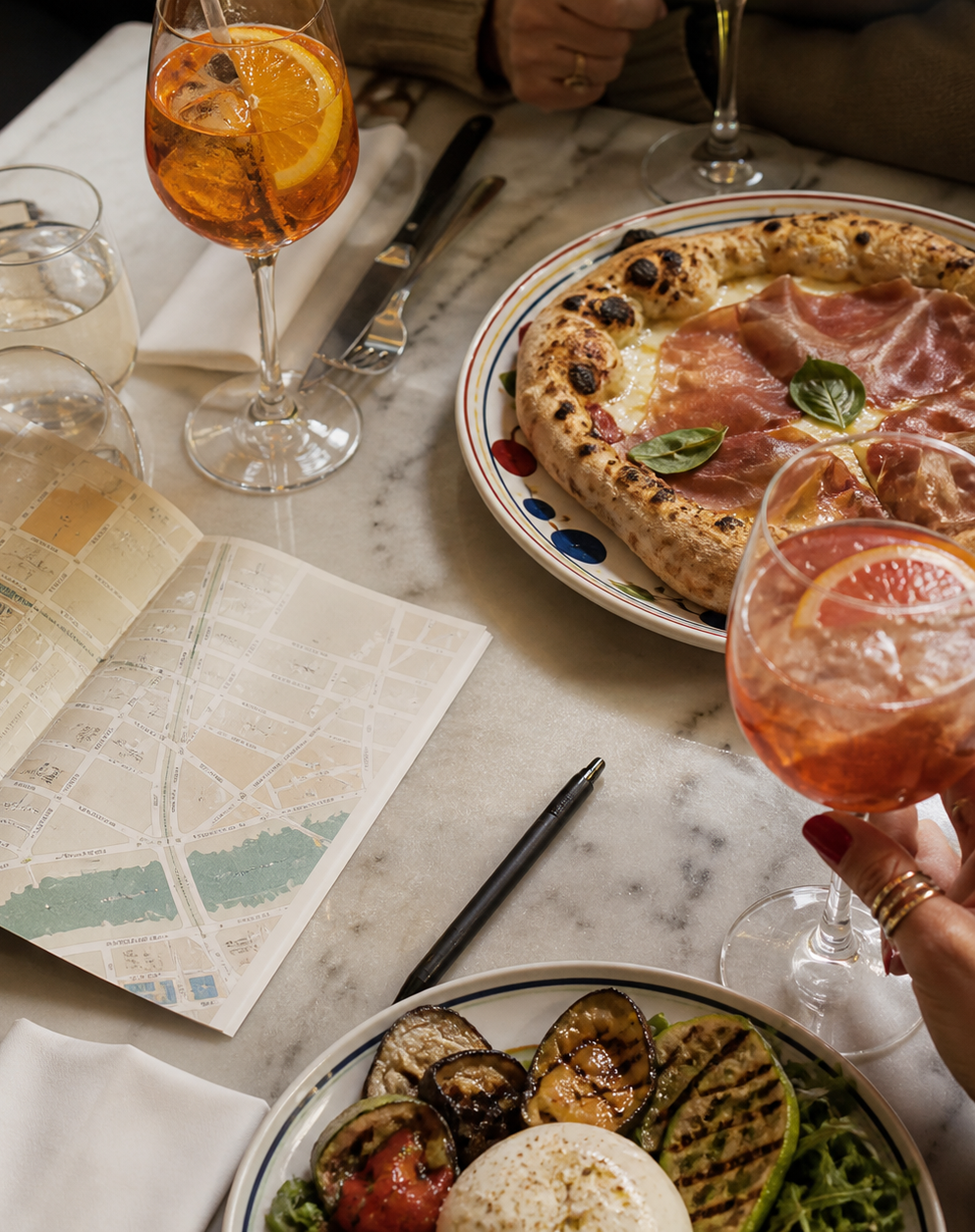 Table d’aperitif italien avec pizza, olives et boissons