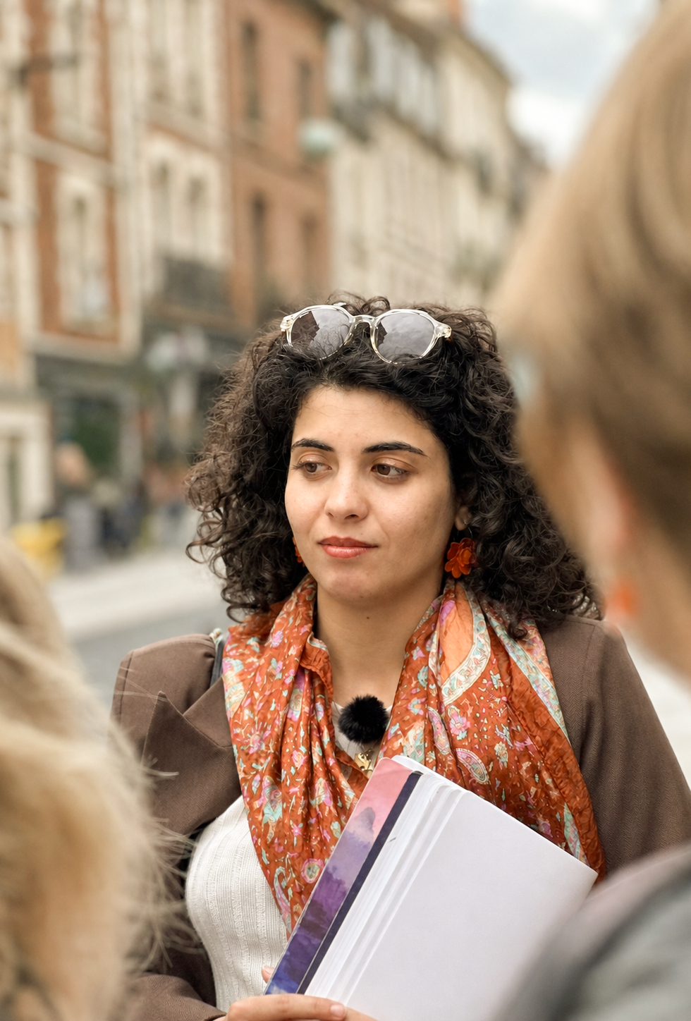 Annunziata Miceli en ville avec un cahier